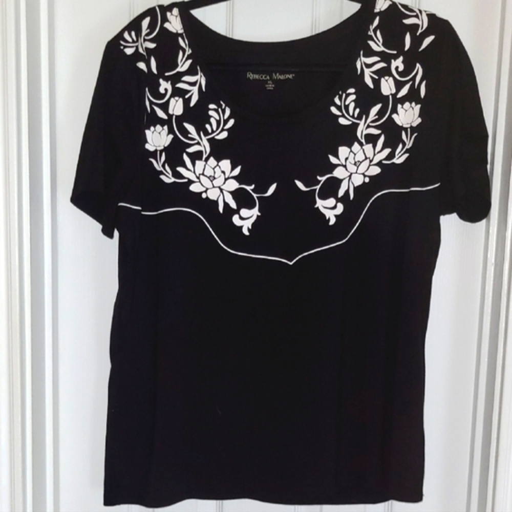 Rebecca Malone Black & White Floral Design Short Sleeve T-shirt.  XL
